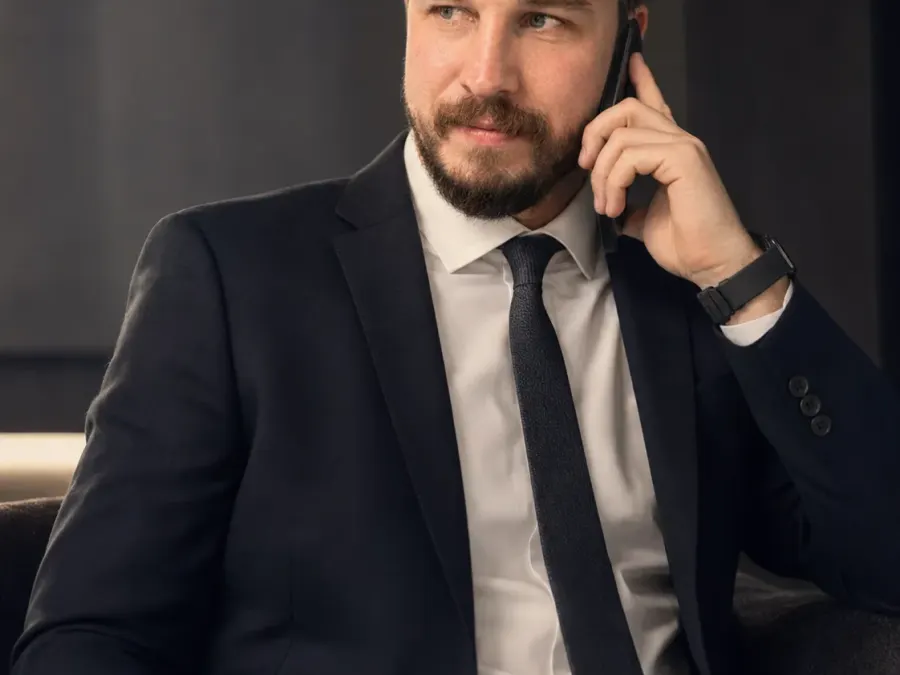 Luxuriöses Business-Porträt eines Geschäftsmannes beim Telefonat