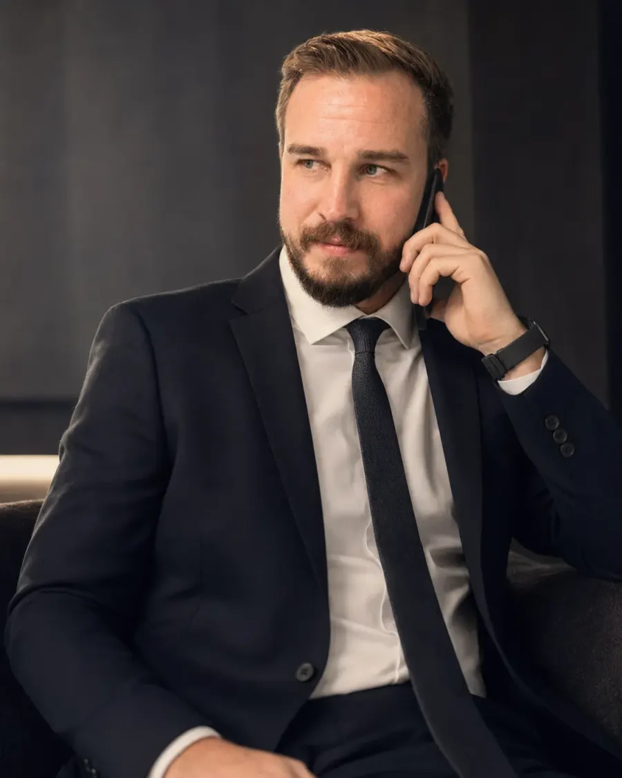 Luxuriöses Business-Porträt eines Geschäftsmannes beim Telefonat