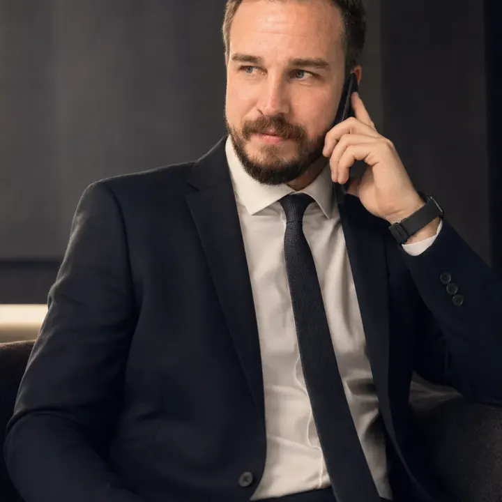 Luxuriöses Business-Porträt eines Geschäftsmannes beim Telefonat
