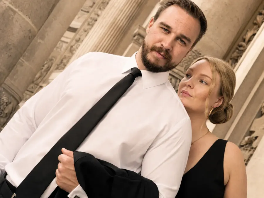 Fashion-Porträt eines eleganten Paares vor historischer Steinfassade