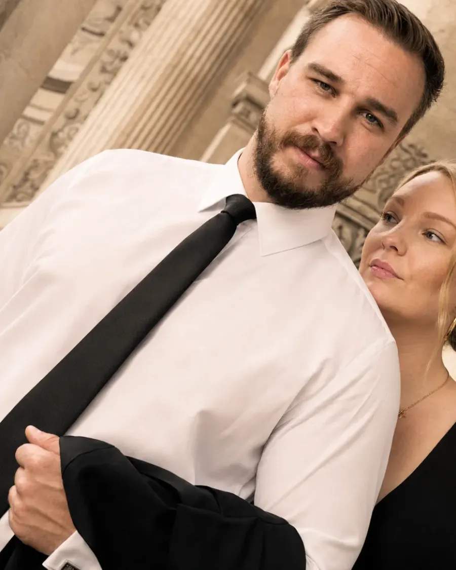 Fashion-Porträt eines eleganten Paares vor historischer Steinfassade