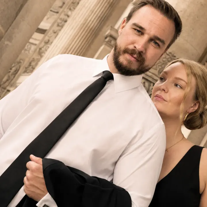 Fashion-Porträt eines eleganten Paares vor historischer Steinfassade